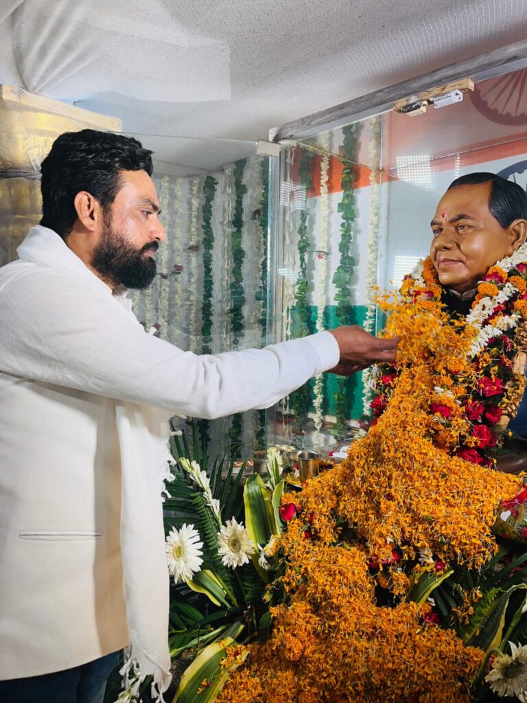 राजेंद्र प्रसाद सिंह की पुण्यतिथि पर श्रद्धांजलि देते कांग्रेस नेता