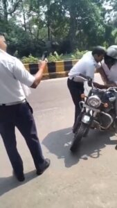 जमशेदपुर ट्रैफिक पुलिस बाइक सवार से उलझती हुई