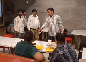 धनबाद के होटल न्यू बॉम्बे स्वीट्स में खाना परोसे जाने के दौरान प्लेट में कॉकरोच मिला